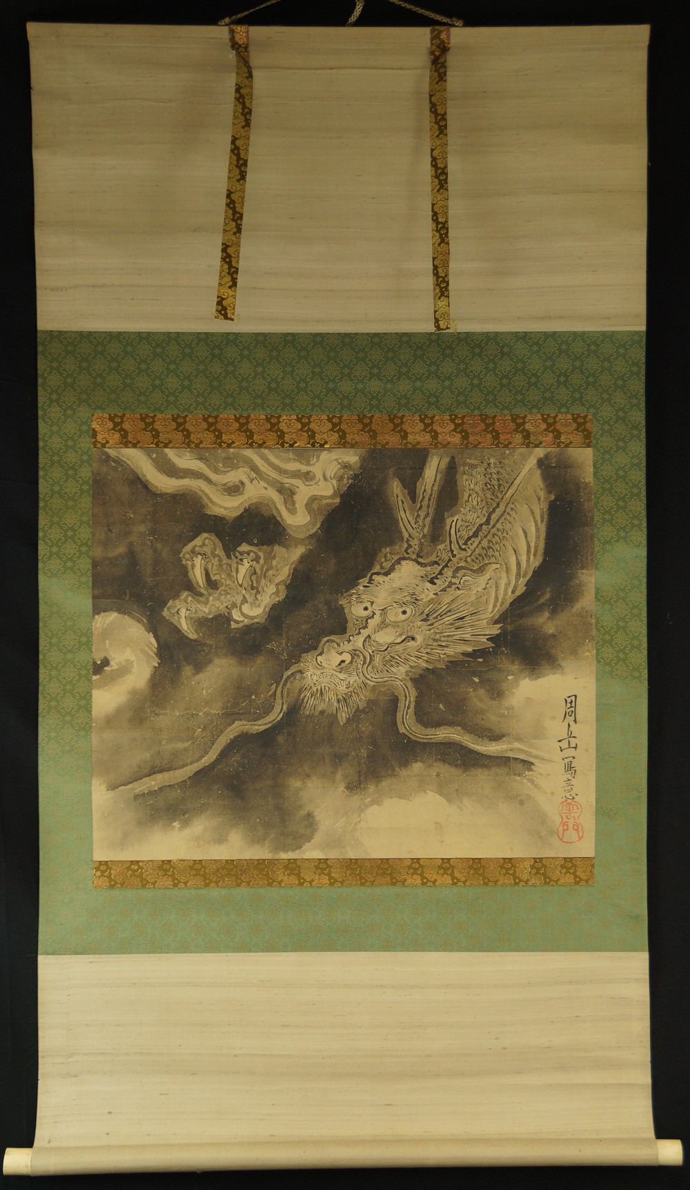 Gesamtansicht des haengenden Kakemono mit dem Kopf des Drachen in tiefschwarzen Tuschewolken
