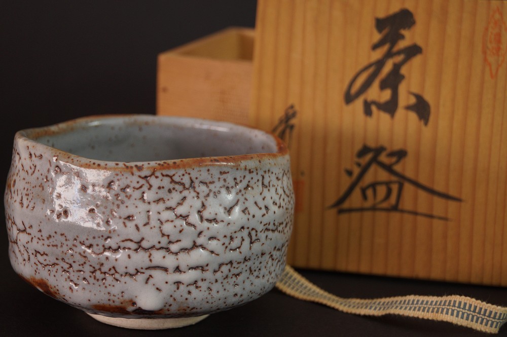 Chawan Shino par Shuzo Kato vue de face avec boîte de rangement