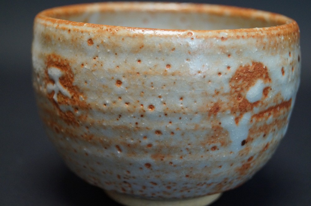 Czarka do herbaty chawan z ceramiki Shino widok z boku