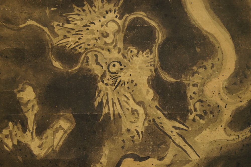 Dragon dans les nuages et les vagues gros plan du motif de la tête du dragon