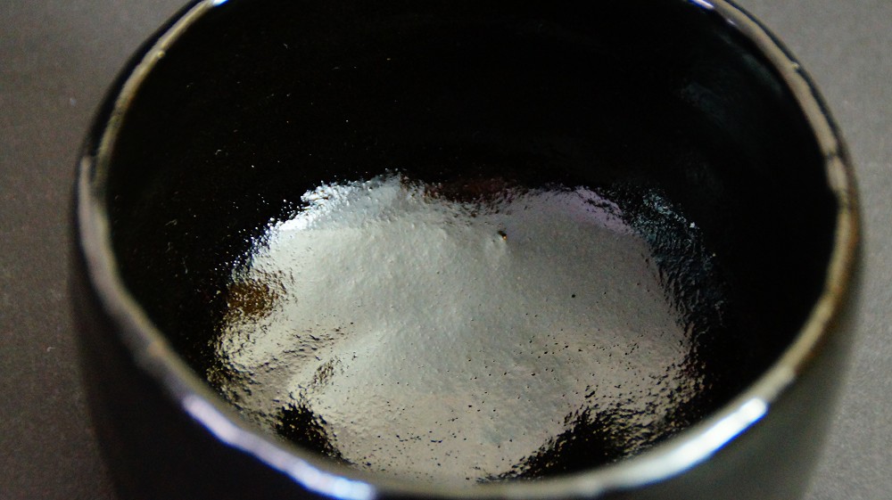 Cuenco de té chawan de cerámica Raku por Shoraku Sasaki vista interior primer plano