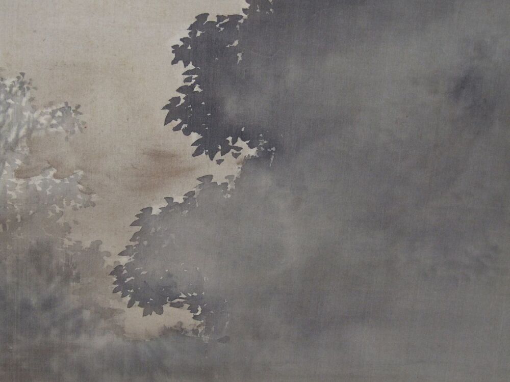 Detailansicht der Baumsilhouette im Nebel im Kakemono Vollmond ueber nebeliger Landschaft