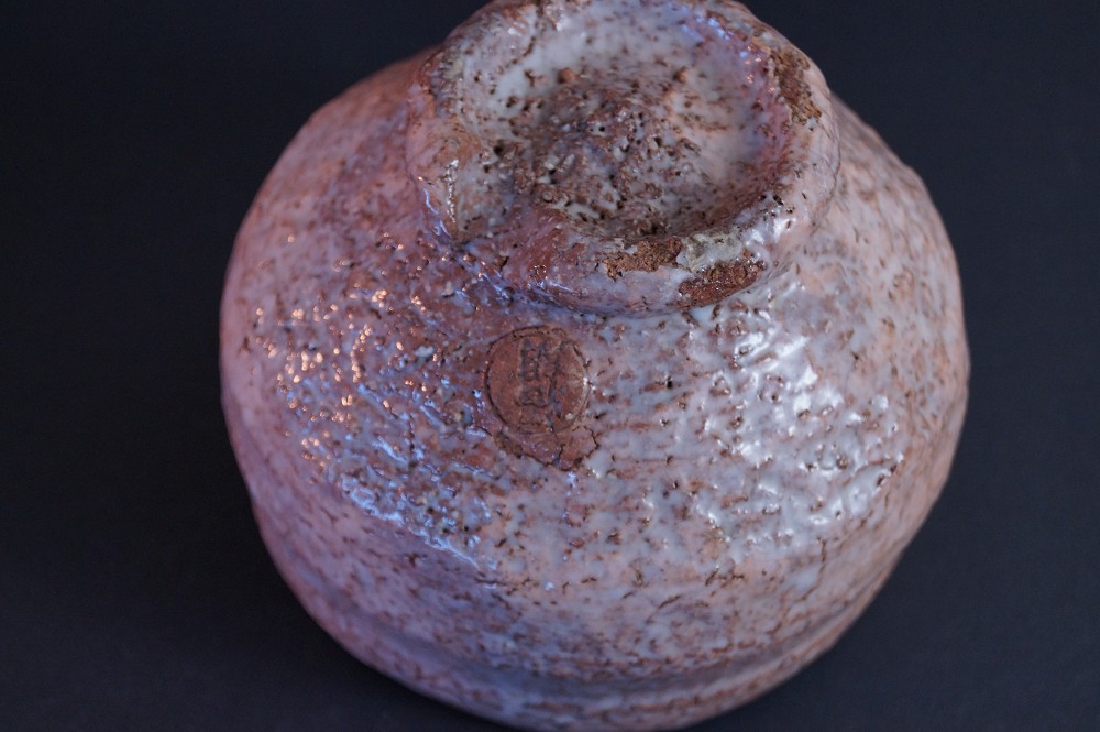Close-up of the foot with impressed potter's mark