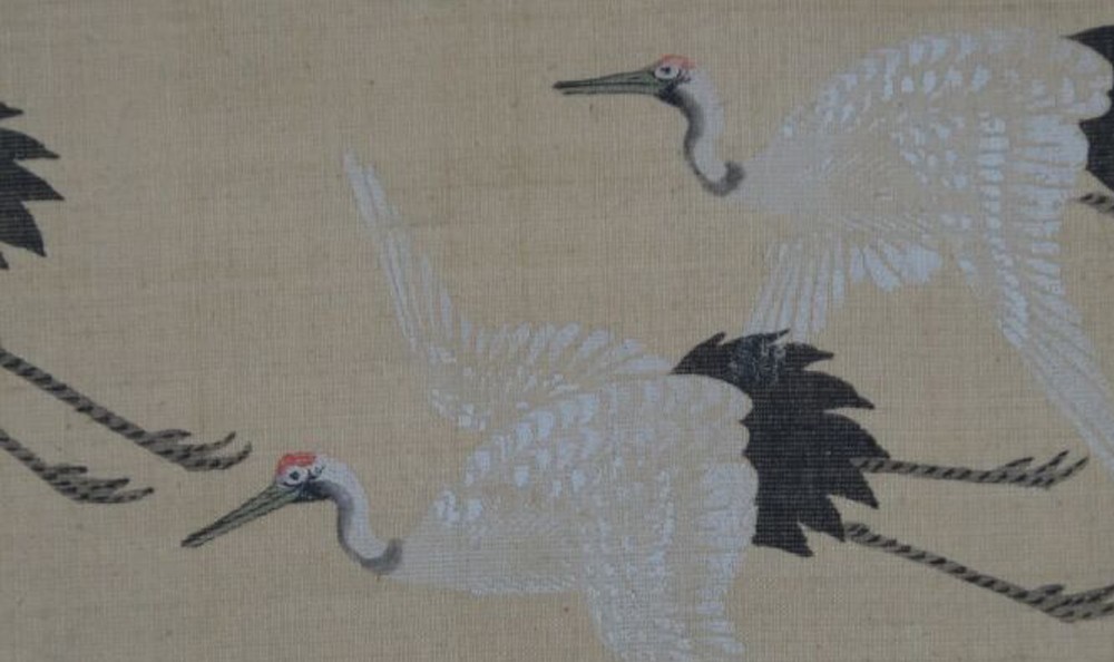 Kakemono von Tosa Mitsusada: zwei fliegende Kraniche mit roter Kopfplatte über hellem Grund.