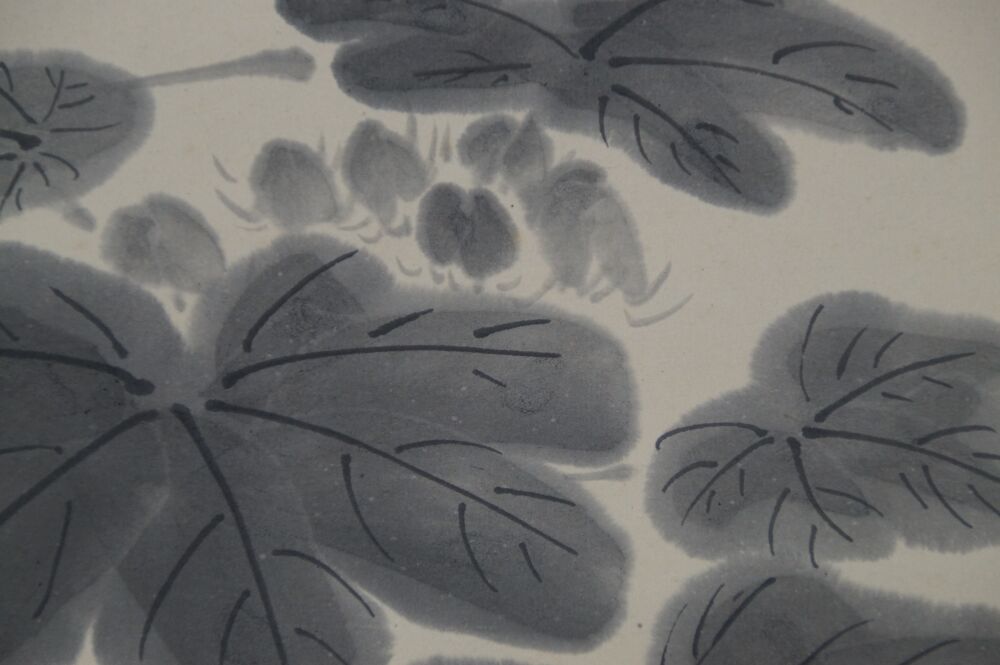 Weitere Nahaufnahme der Knospen und Blaetter im Kakemono Hibiskusblueten und Grashuepfer