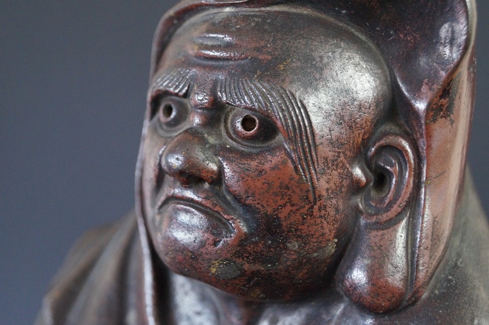 Bodhidharma Daruma Figur aus Bizen Keramik Gesicht Nahaufnahme 1