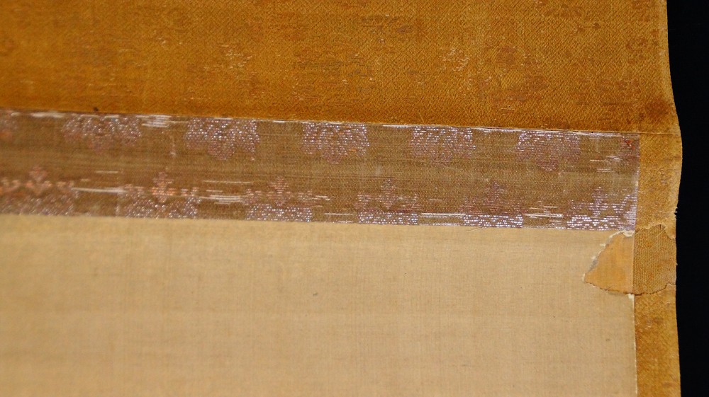 Detail der goldbraunen Brokat-Montierung mit silbernem Musterband des Kakemono
