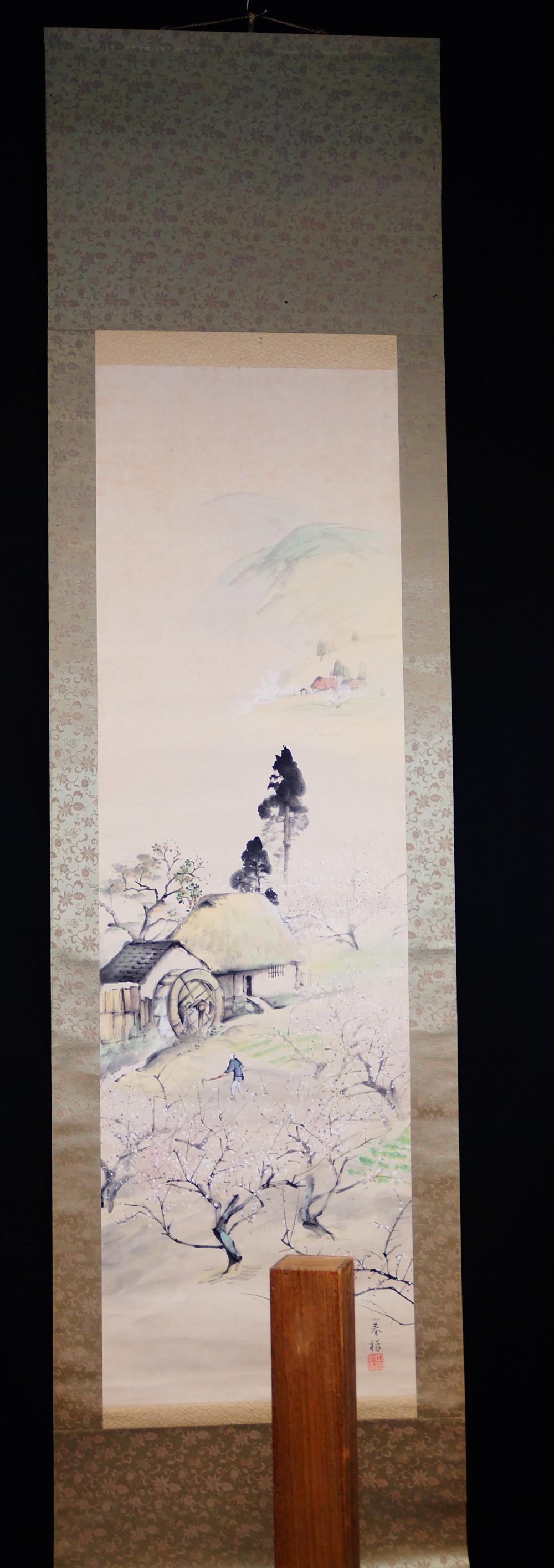 Gesamtansicht des Kakemono mit Dorf, Wassermuehle und bluehenden Pflaumenbaeumen von Nakamura Shunyo, aufgehaengt mit Aufhaengeschnur