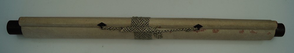 Kalligrafie-Druck Schaffe Gerechtigkeit in Grossschrift Zusammengerolltes und verschnuertes Kakemono Kakemono zusammengerollt