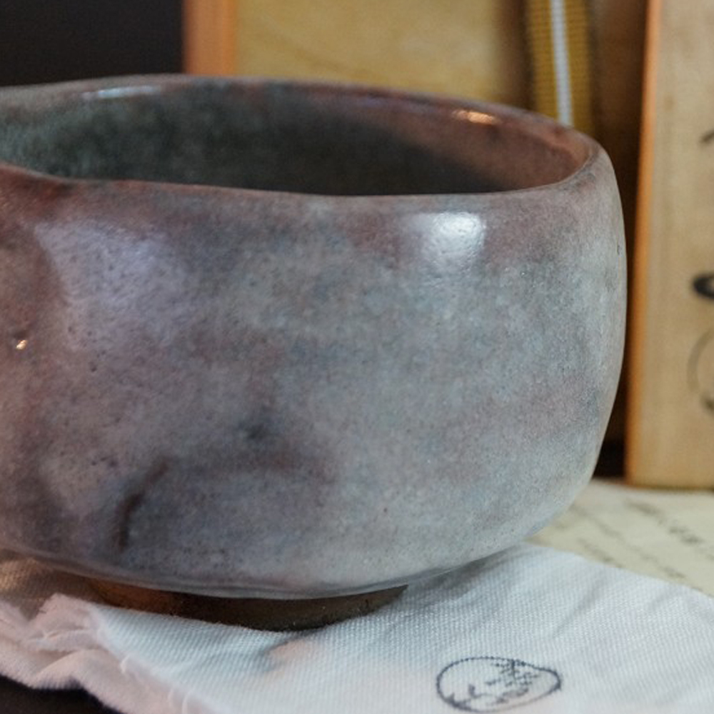Chawan aus Ohi-Keramik mit graupurpurner Glasur von Kaihatsu Bunmei vor der Aufbewahrungsbox