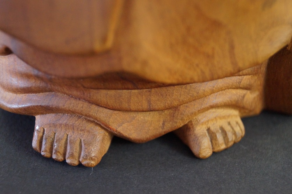 Figure en bois de Bodhidharma Pieds gros plan