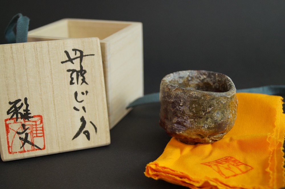 Guinomi Tanba di Masafumi Onishi vista frontale con scatola di conservazione