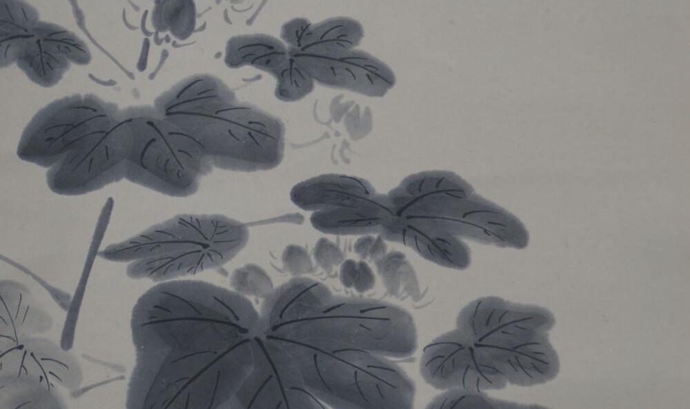 Kakemono von Kawasaki Shōko: Hibiskusblüten mit einem Grashüpfer, in Farbe auf Seide.