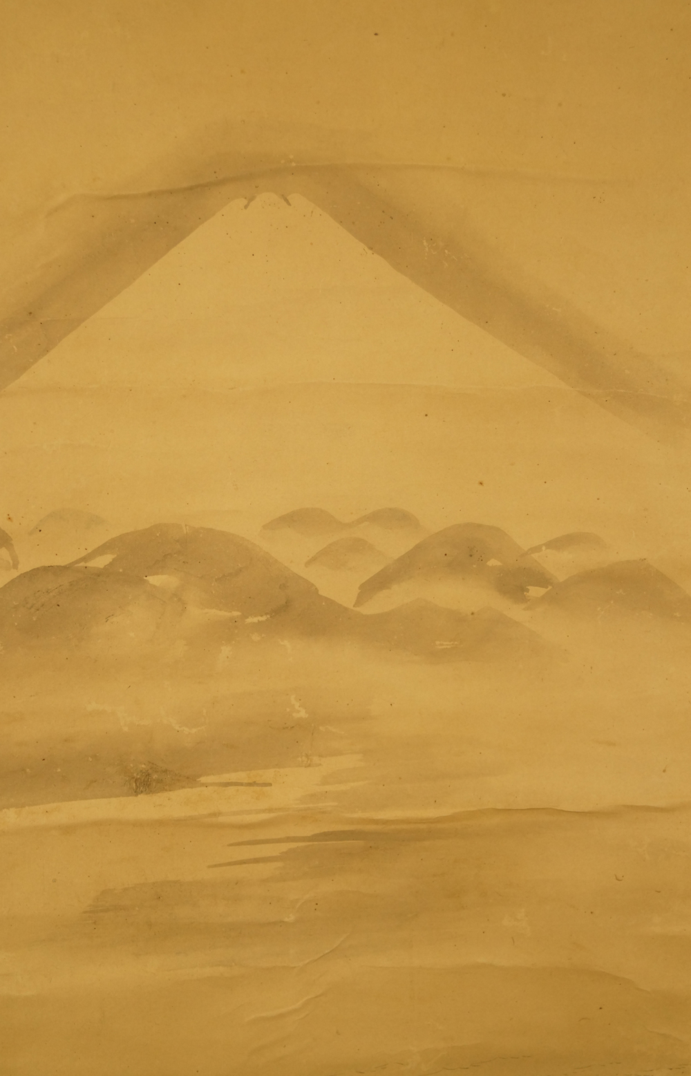 Sommet du mont Fuji au-dessus d'un paysage vallonné Gros plan du motif du Fuji
