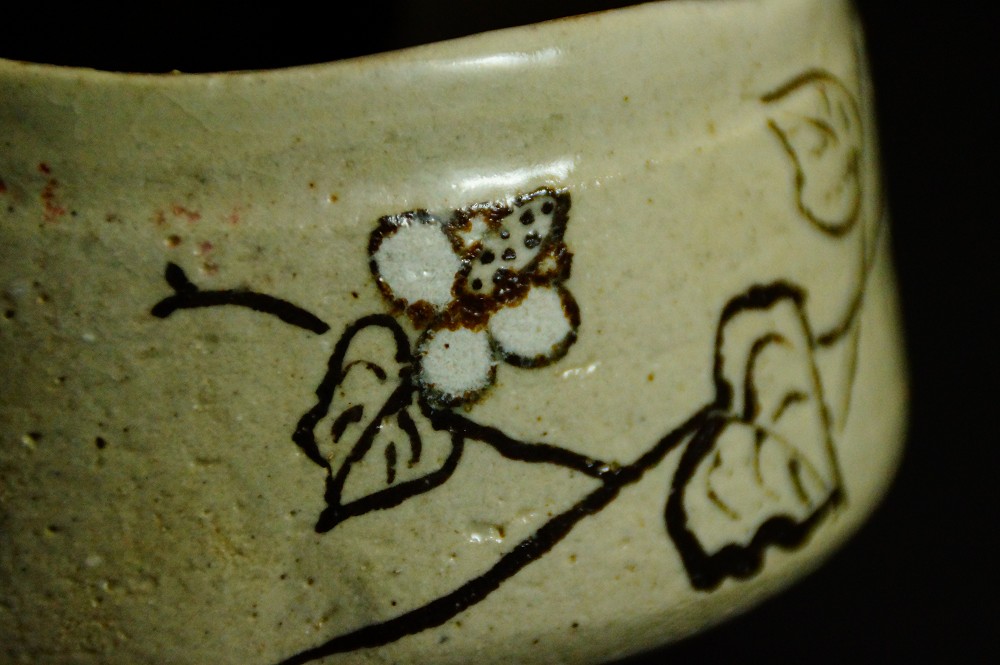 Chawan Teeschale mit Blumenmotiv aus Oribe-Keramik Motiv Nahaufnahme 2
