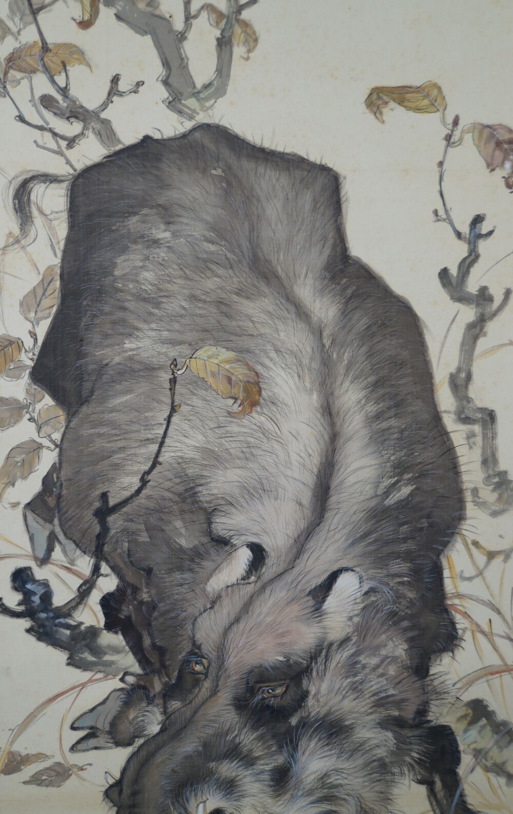 Weitere Ansicht des Gesamtmotivs mit Herbstzweigen und dem Ruecken des Wildschweins im Kakemono Wildschwein im Herbstlaub, ohne Rahmung