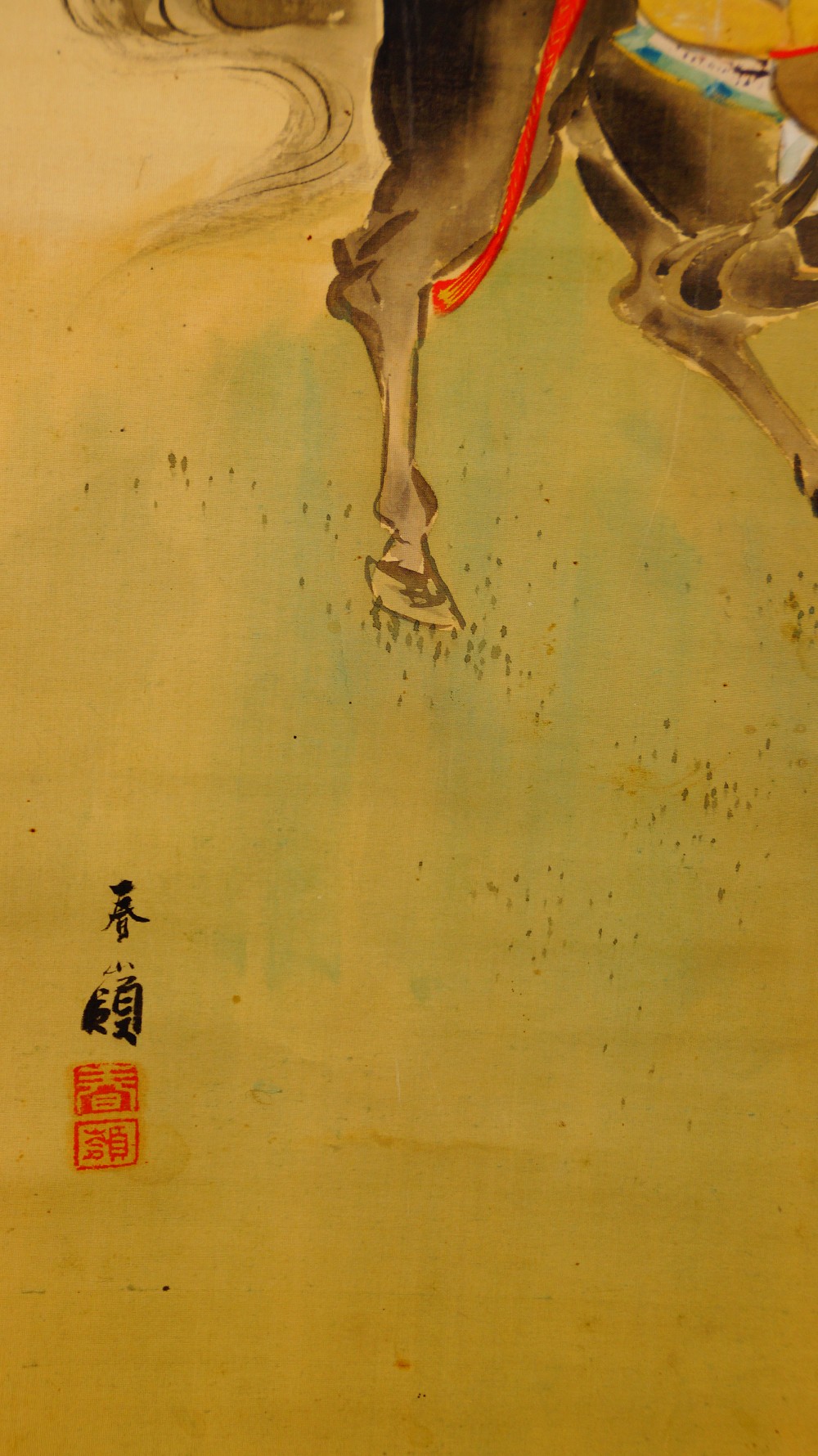 Patas del caballo junto a la firma y el sello rojo de Otsuka Shunrei