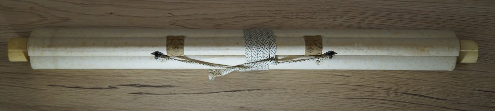 Hotei unter der Kiefer Kakemono zusammengerollt