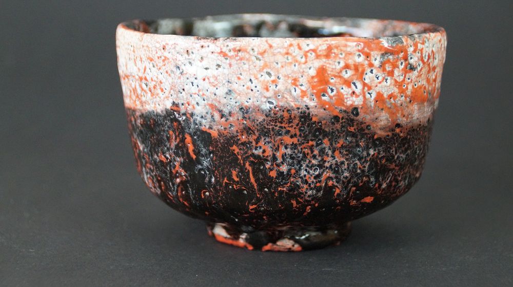Weitere Ansicht der Chawan Teeschale aus Raku-Keramik mit kontrastreicher Glasur