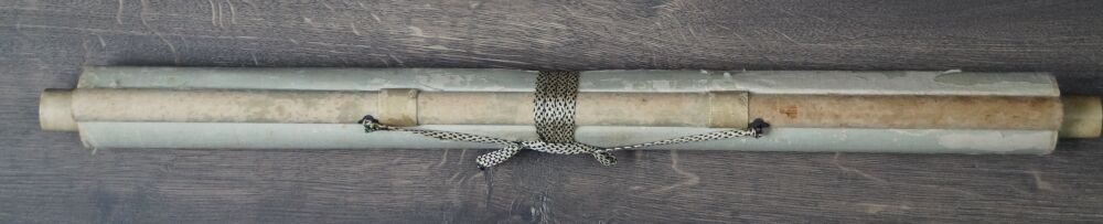 Zusammengerolltes Kakemono Fruehling an der alten Kirschbluete mit Verschlussband und Rollenenden