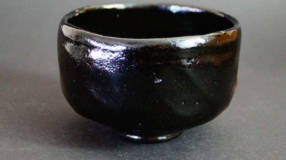 Chawan cuenco de té de cerámica Raku por Shoraku Sasaki vista posterior