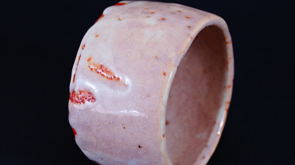 Nahaufnahme des unregelmaessig geformten Lippenrandes der Chawan aus Shino-Keramik von Masayoshi Kato