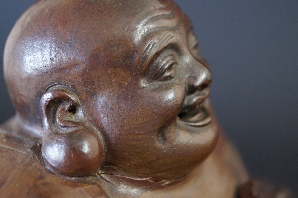 Hotei Figur aus Bizen Keramik Gesicht Nahaufnahme 1