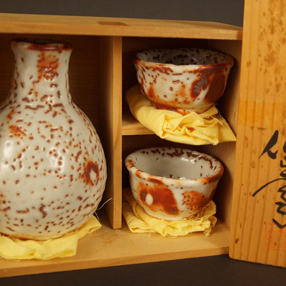 Shino Tokkuri und zwei Guinomi Set in Aufbewahrungsbox Motiv Nahaufnahme Vorschau