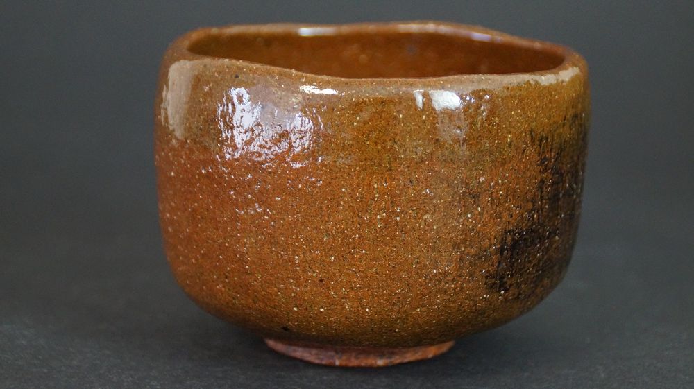 Otra vista del chawan de cerámica de Ohi con vetas oscuras de esmalte en el borde