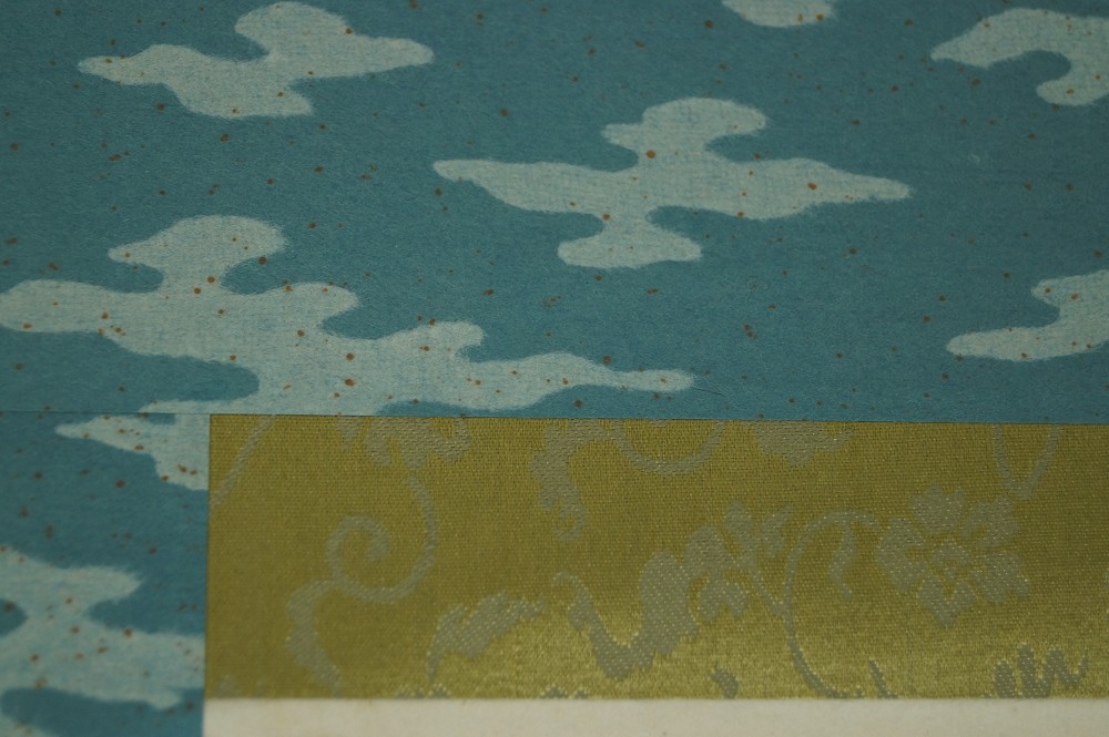 Kalligrafie Wolken im Sommer verdeckte Bergspitzen Montierungsdetail