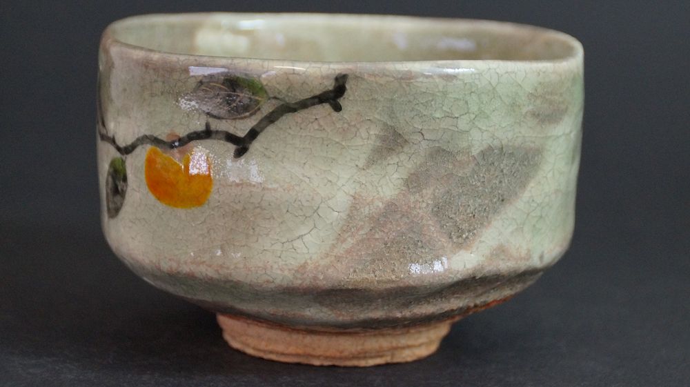 Weitere Ansicht der Chawan aus Kyoto-Keramik mit vollstaendigem Kakizweigmotiv