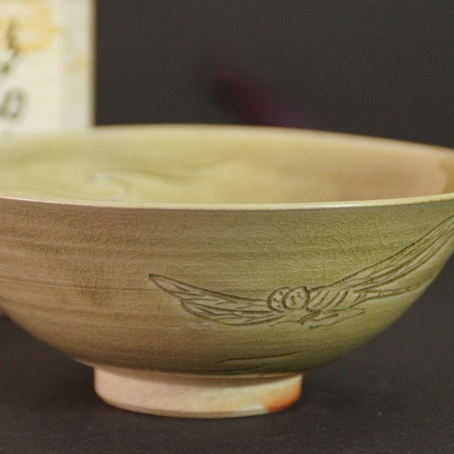 Chawan mit Libellenmotiv vor der unscharf sichtbaren Aufbewahrungsbox