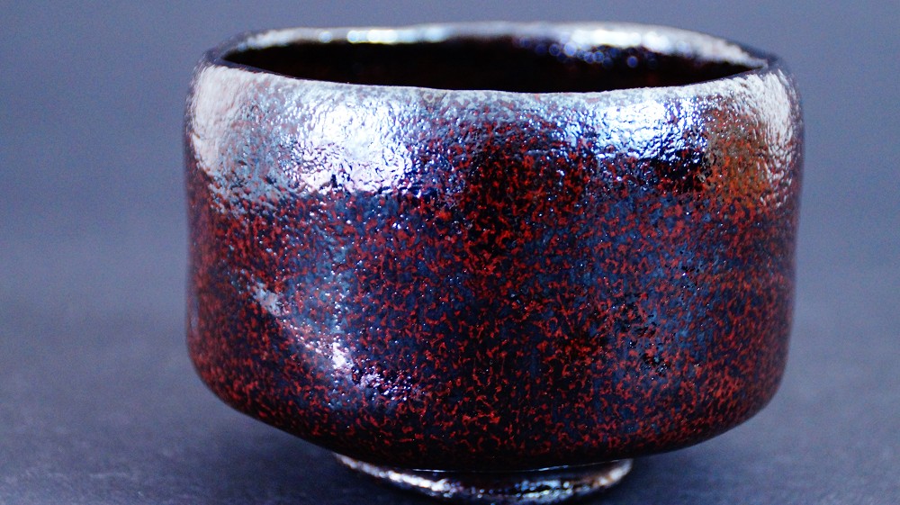 Weitere Seitenansicht der Chawan aus Raku-Keramik von Shoraku Sasaki mit dem handgeformten Lippenrand