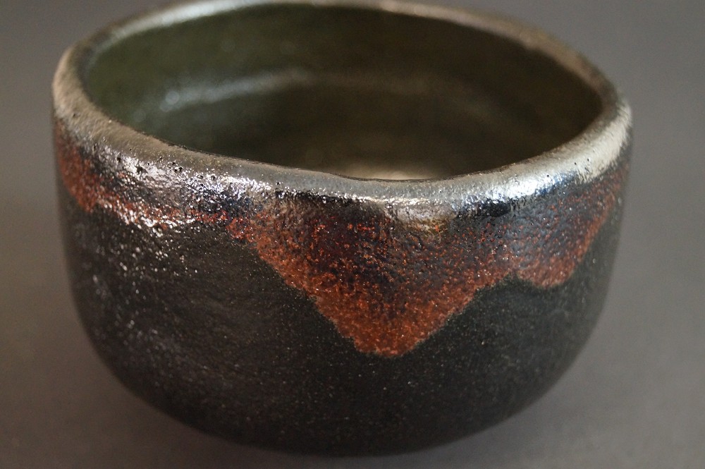 Chawan in ceramica Raku di Shien Takeda vista laterale 2