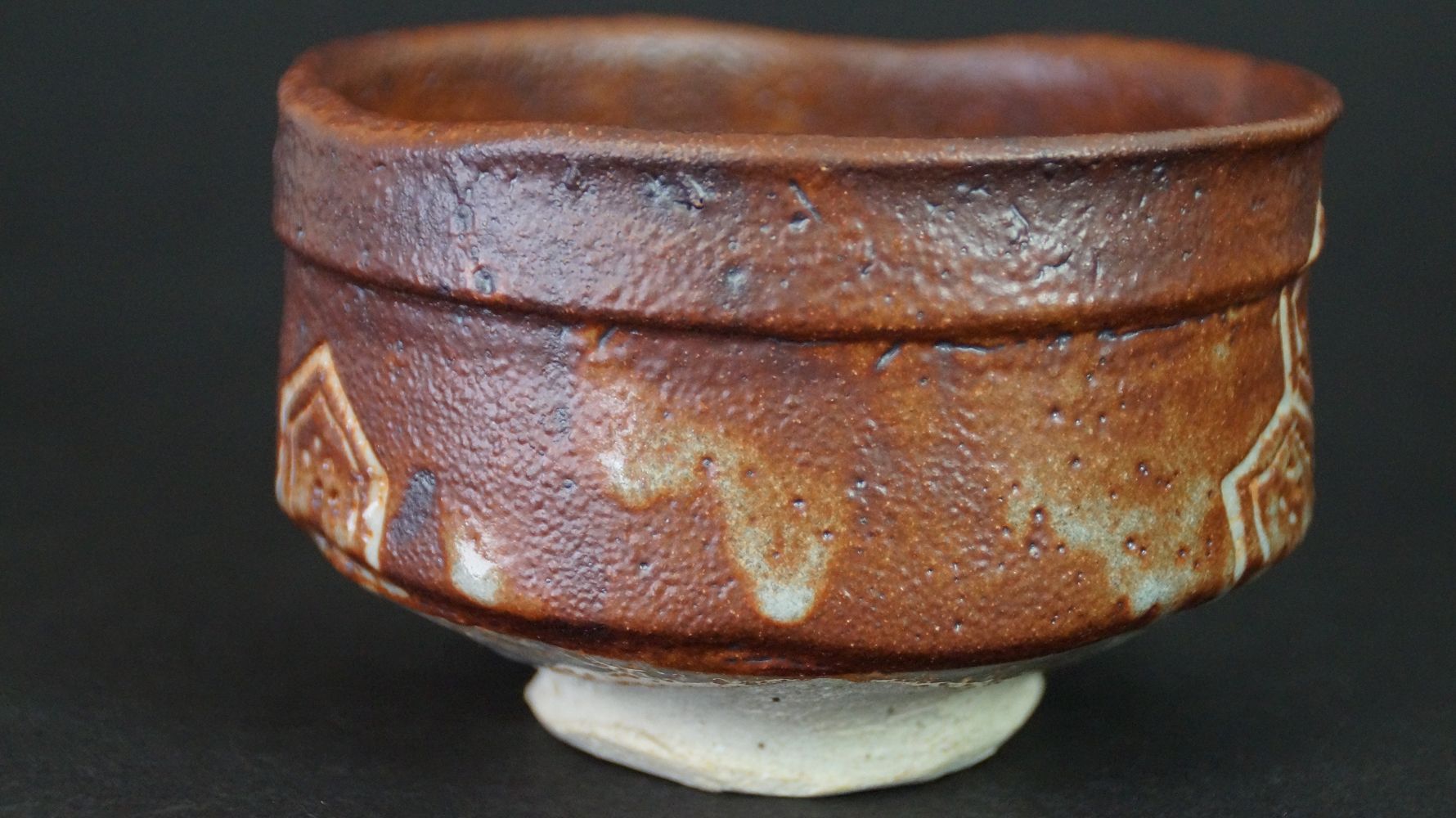 Weitere Ansicht der Chawan Teeschale aus Shino-Keramik mit rautenfoermigem Musterdetail