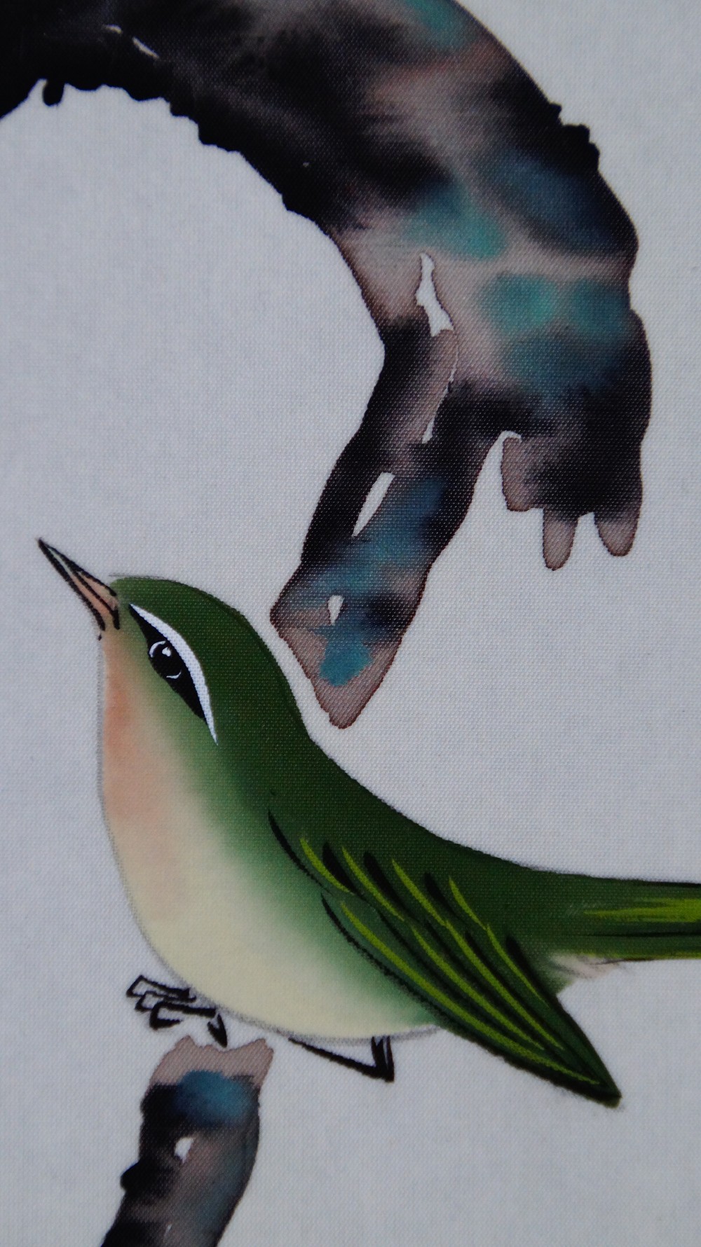 Extreme Nahaufnahme des zweiten Brillenvogels mit erhobenem Kopf im Kakemono Fruehlingsboten von Koizumi Kogetsu