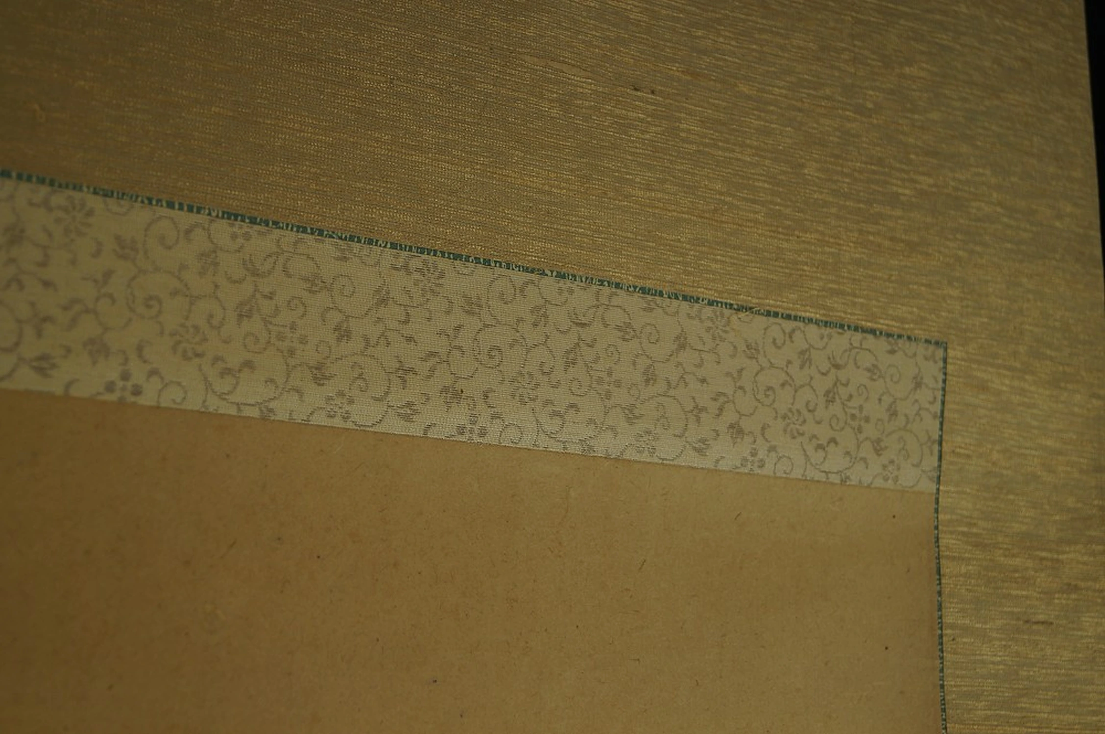 Ichimonji mounting with patterned fabric close-up