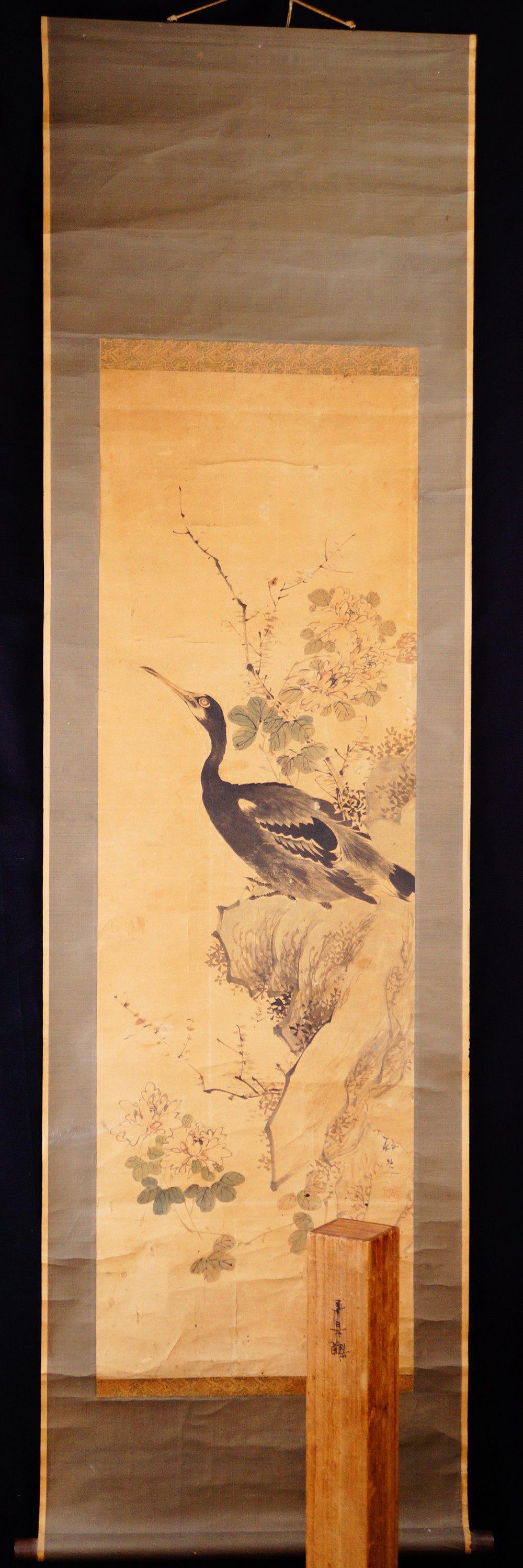 Heron on Rock with Chrysanthemums as a kakemono by Yamamoto Baiitsu in full view with gray-green border mounting