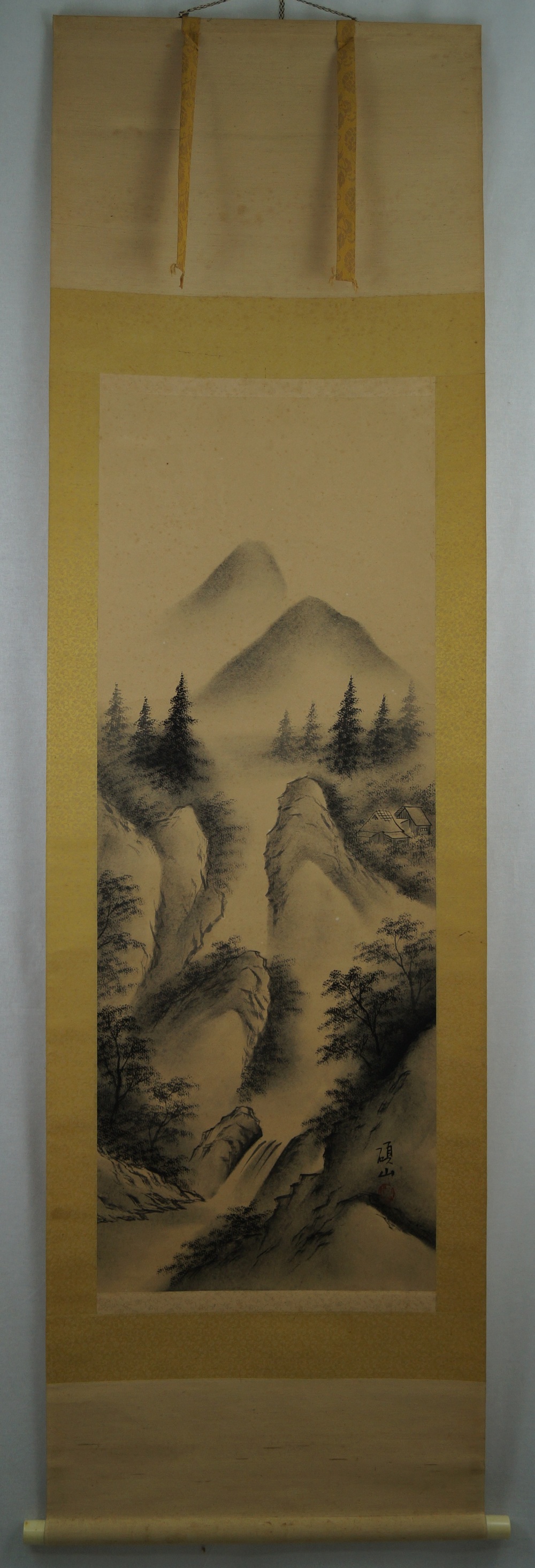 Landschaft mit Berghuetten im Nebel Gesamtansicht des Rollbilds mit goldfarbener Stoffmontierung Gesamtansicht Rollbild