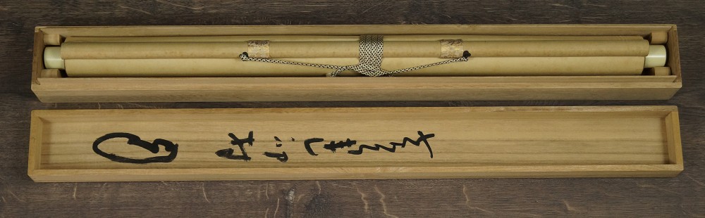 Zusammengerolltes Kakemono in der Aufbewahrungsbox mit Jikusaki aus Kunststoff