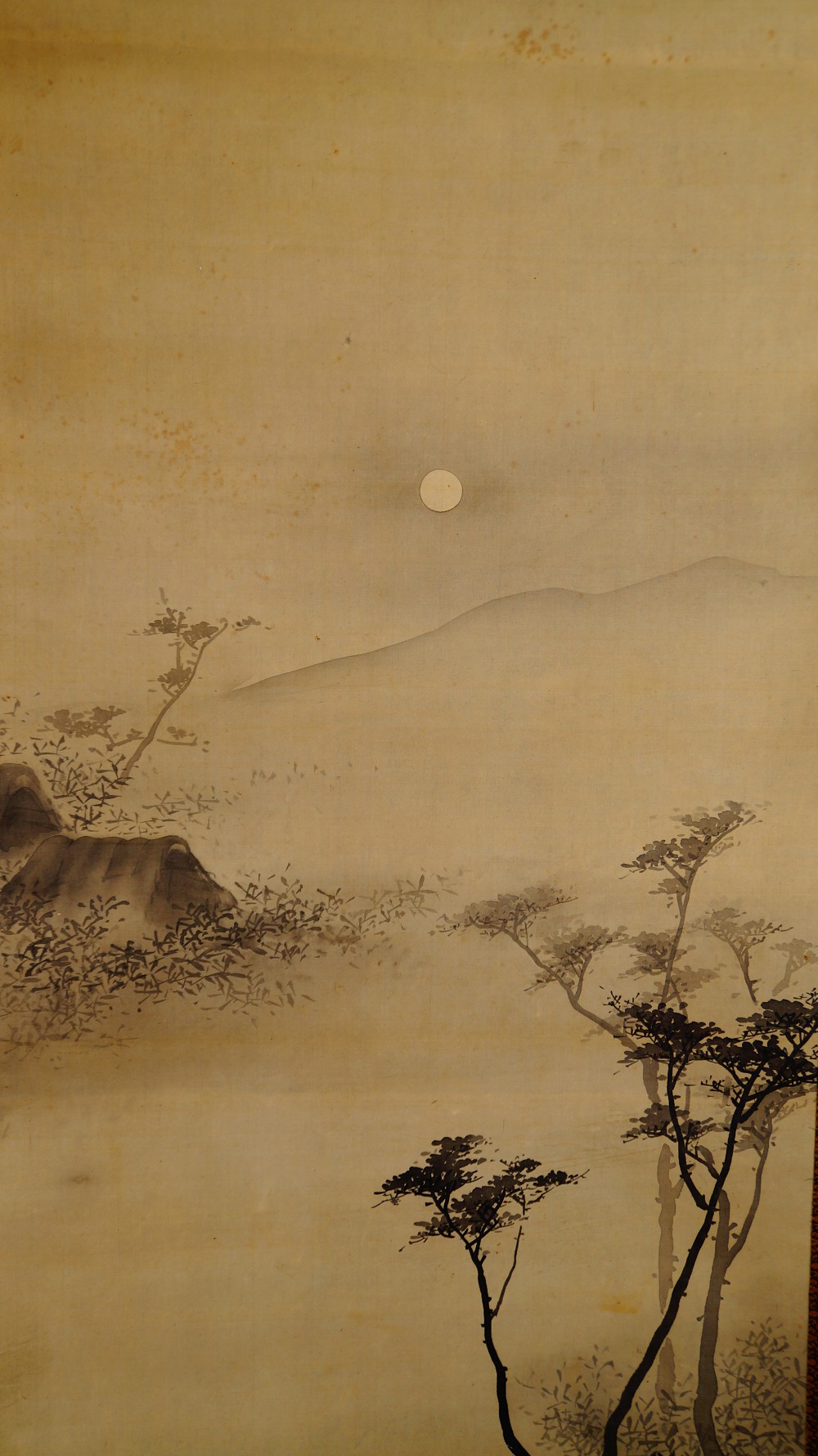 Gros plan sur le paysage montagneux brumeux avec lune, rochers et arbres par Naoun
