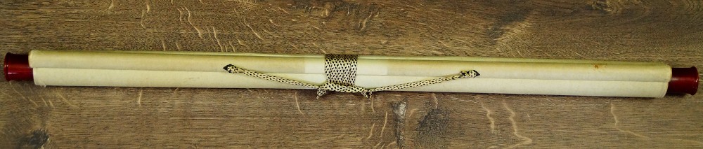 Zusammengerolltes Kakemono mit Kordelverschnuerung