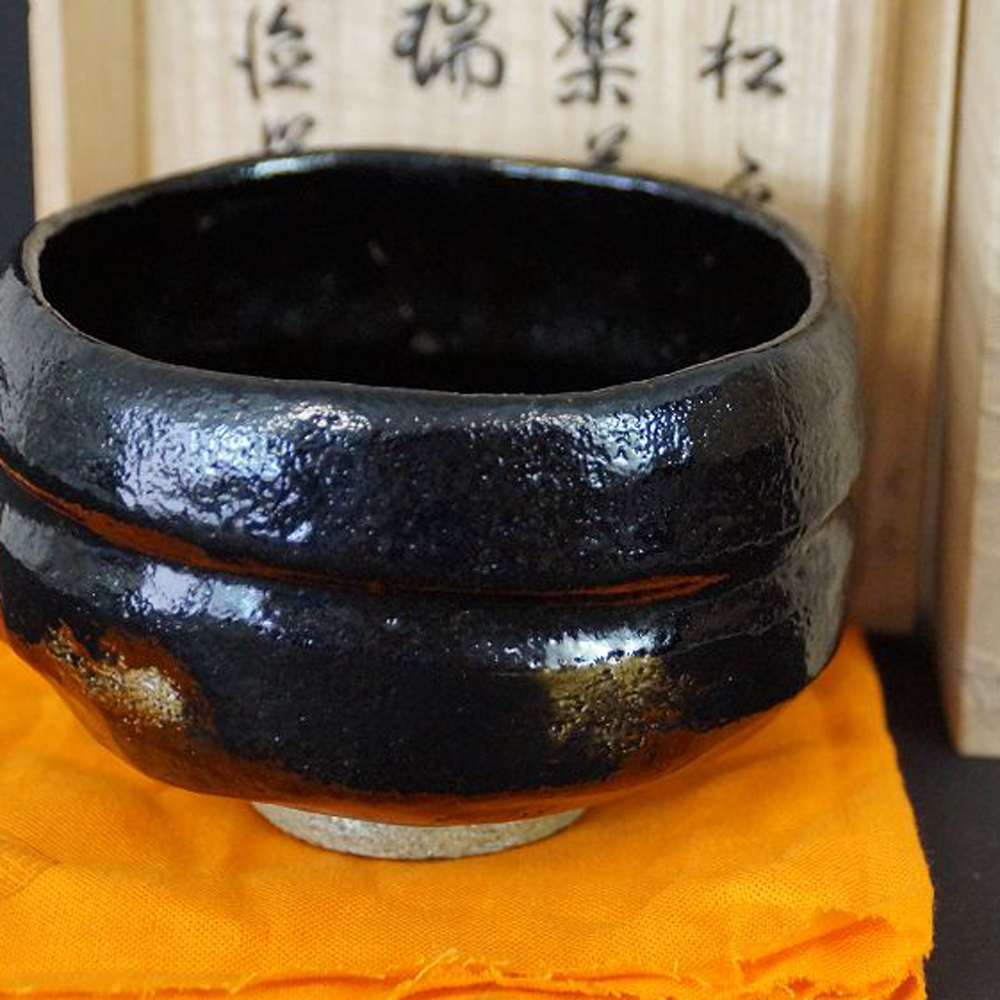Chawan Teeschale aus Raku-Keramik von Shoraku Sasaki in der Gesamtansicht mit schwarzer Glasur und goldfarbenen Einsprengseln