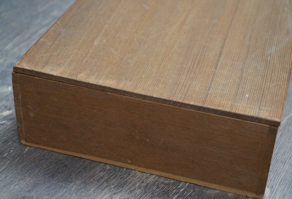 Geschlossene hoelzerne Aufbewahrungsbox des 3er Sets Kakemono Wasser, Rueckzug und Aufstieg von Kano Eihaku