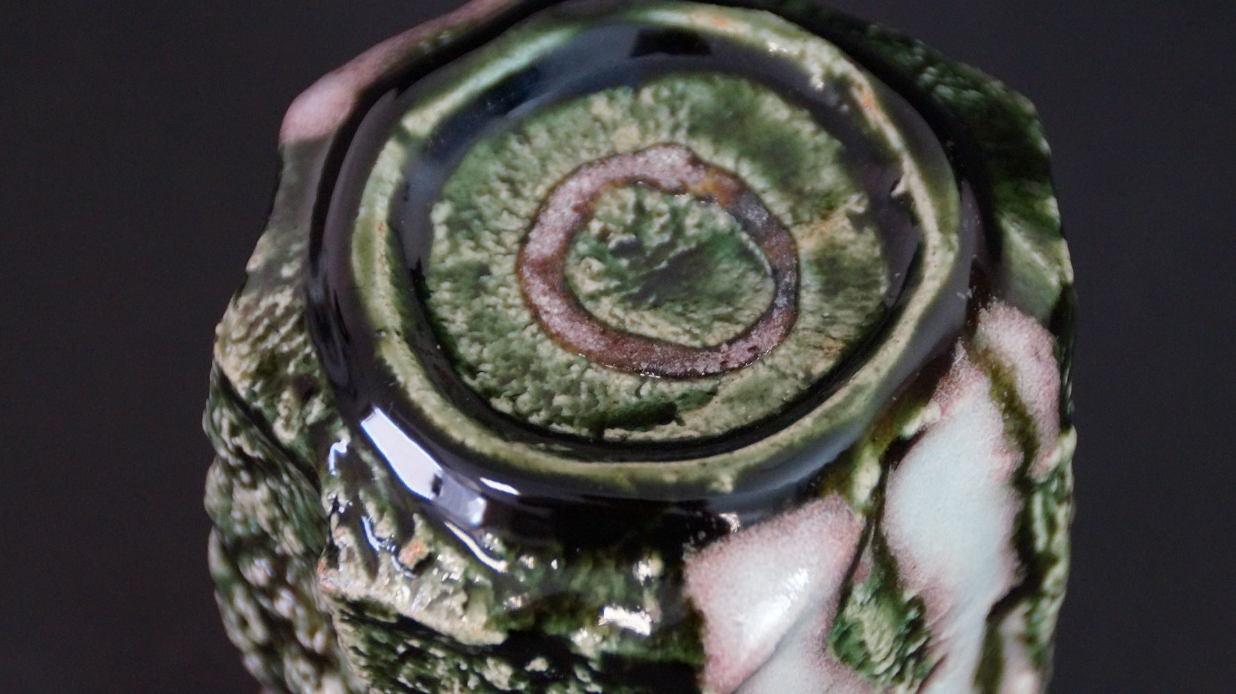 Detailansicht des spiralfoermig gedrehten Standfusses der Yunomi Tee-Schale aus Oribe-Keramik