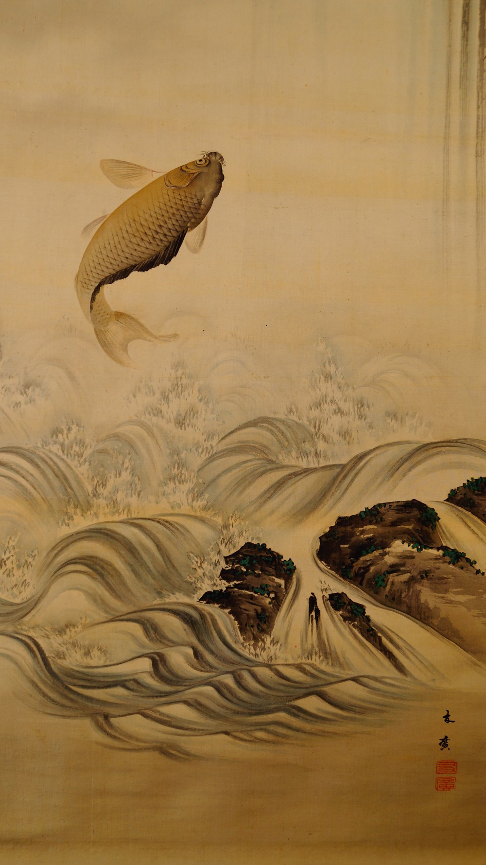 Nahaufnahme des herabstuerzenden Wasserfalls unter den Kiefernzweigen im Kakemono Karpfen unter dem Wasserfall von Takekawa Tomohiro