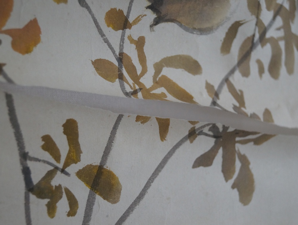 L'oiseau sur le grenadier Makuri gros plan sur le motif de feuilles