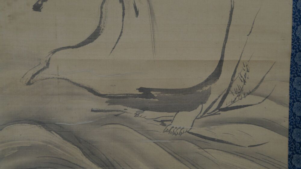 Nahaufnahme des lavierten Fusses und Gewandsaums ueber den Wellen im Kakemono Bodhidharma auf dem Weg