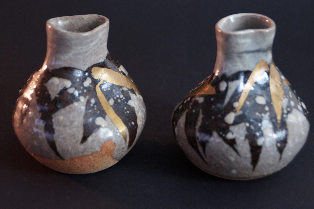 Seitenansicht des Sets mit changierender grau-brauner Glasur und goldfarbenem Dekor