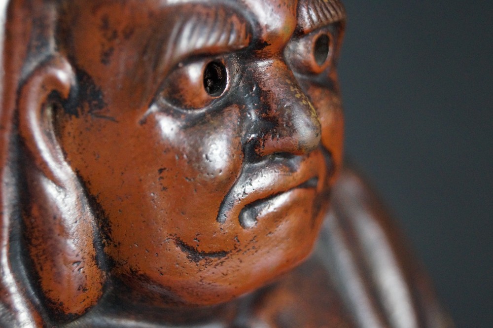 Bodhidharma Daruma weit geoeffnete Augen Bizen Keramik Gesicht Nahaufnahme 2